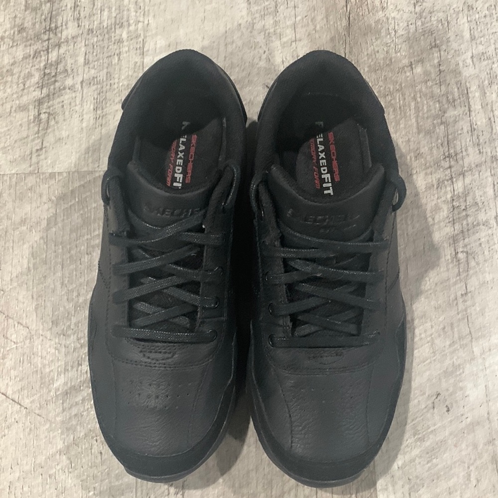 Black Skechers Boys shoe - size 6